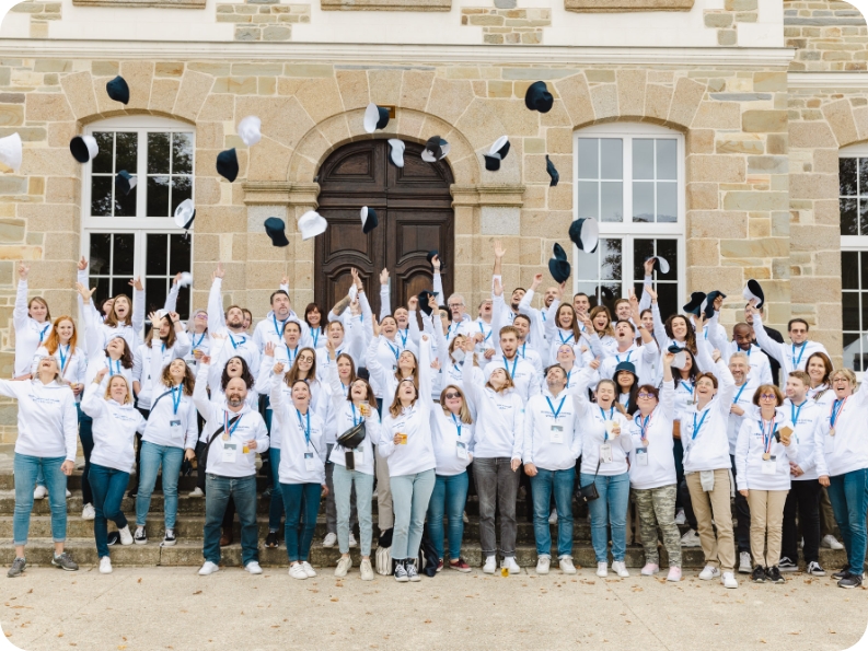 Tous les collaborateurs habillés au couleur d'Avanci font une photo de groupe